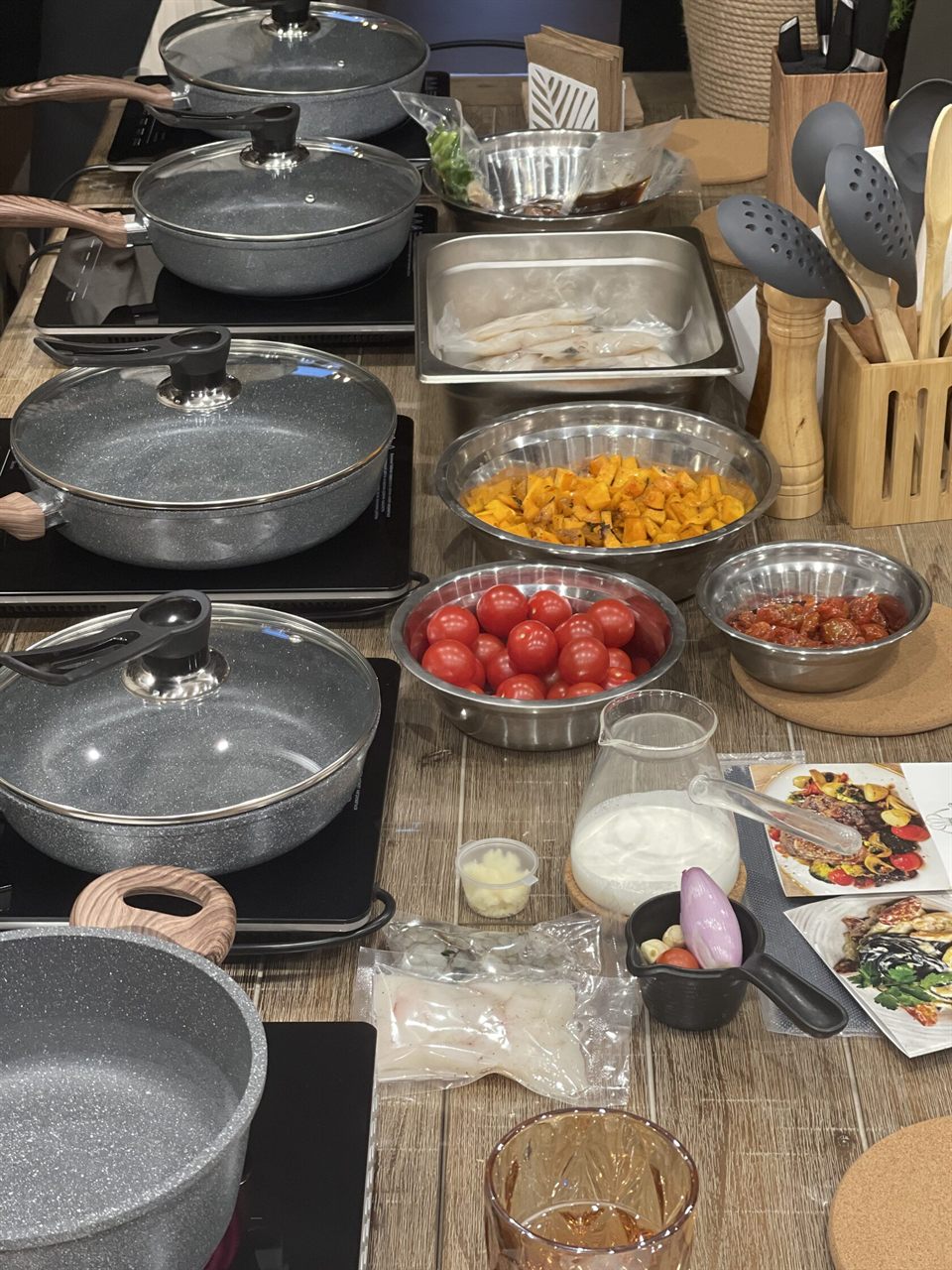 Стол с посудой и продуктами во время кулинарного мастер-класса