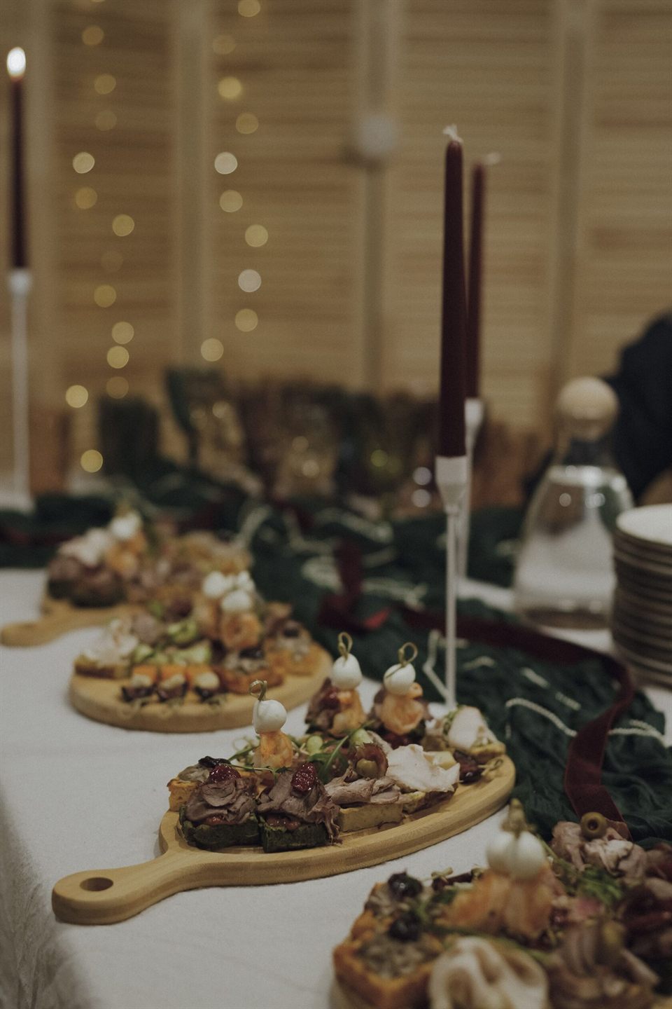 Накрытый стол с закусками